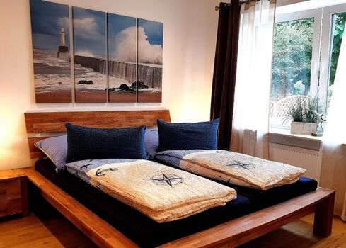 Schlafzimmer mit Doppelbett (Bodyguard Matratzen)