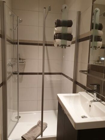 Badezimmer mit bodengleicher Dusche (Elternschlafzimmer)