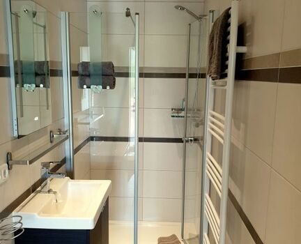 Badezimmer mit bodengleicher Dusche 