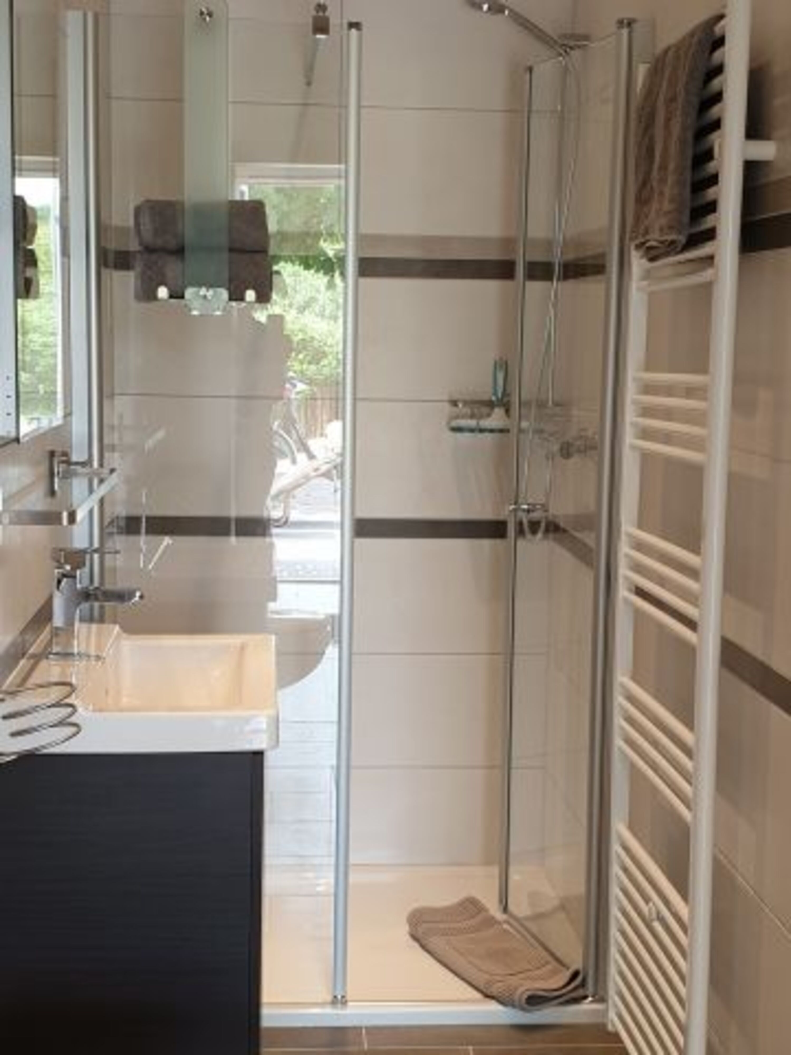 Badezimmer mit bodengleicher Dusche