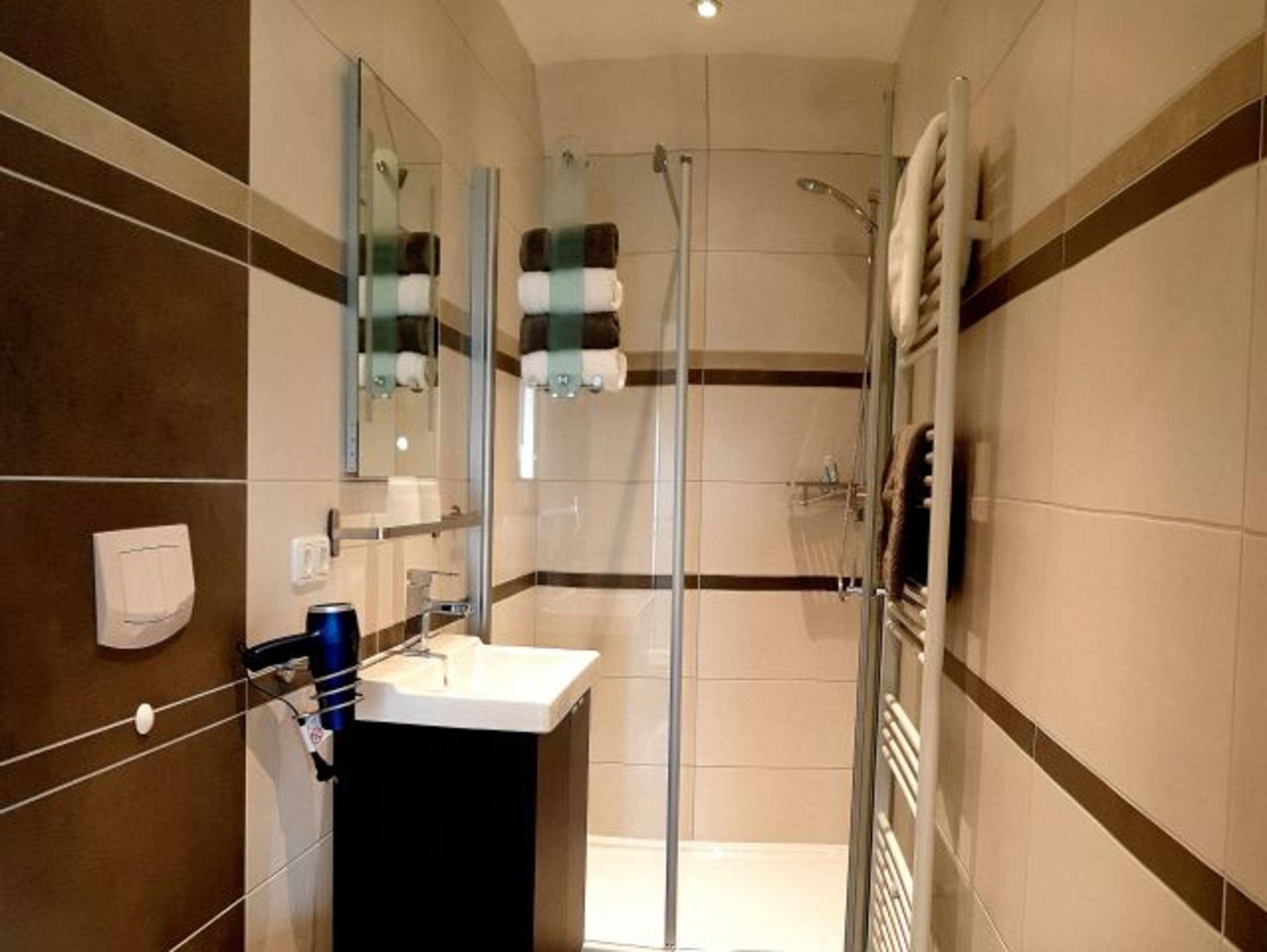 Badezimmer mit bodengleicher Dusche