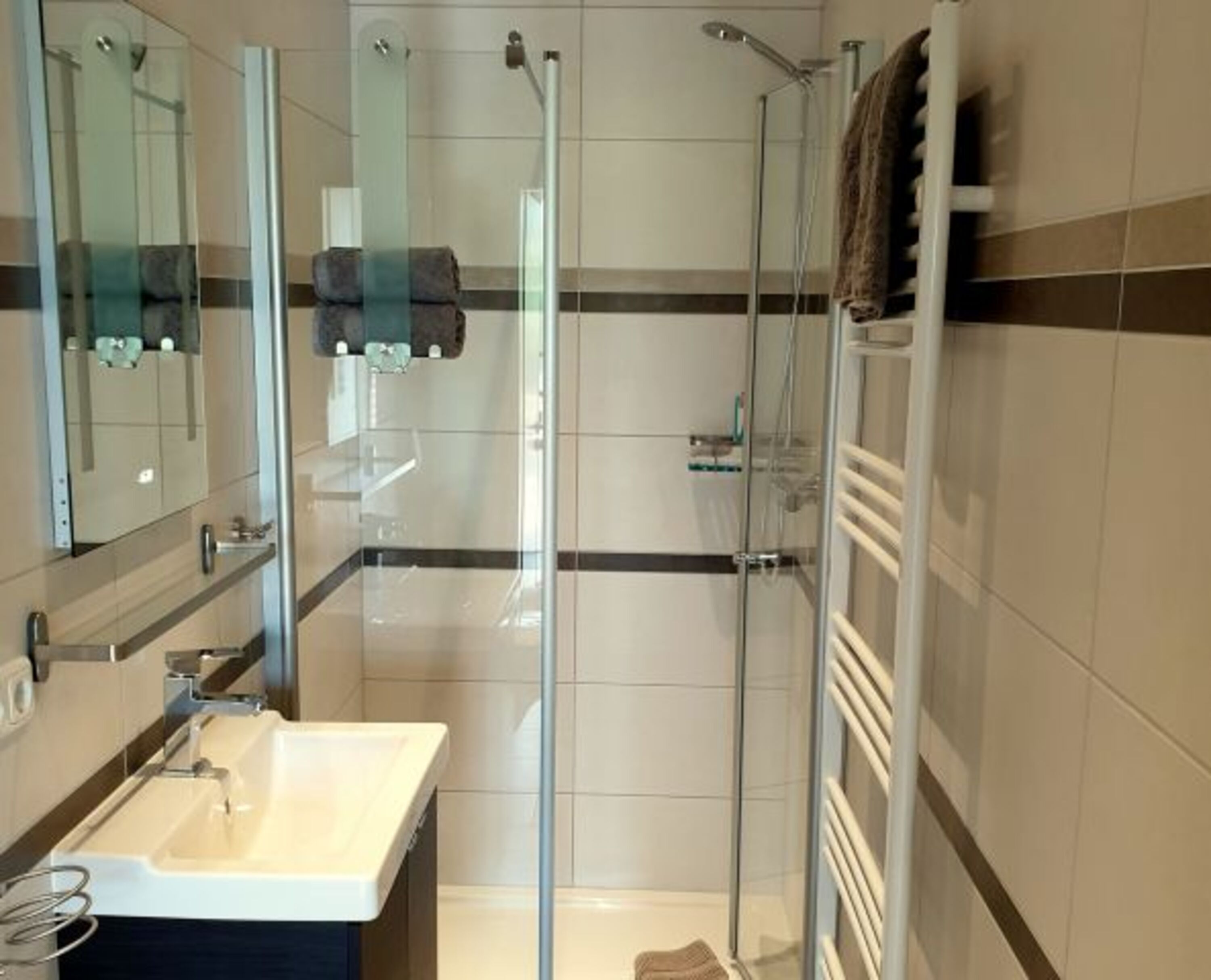 Badezimmer mit bodengleicher Dusche 