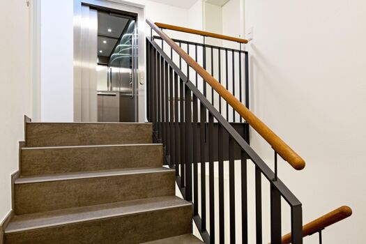 Treppenhaus und Fahrstuhl