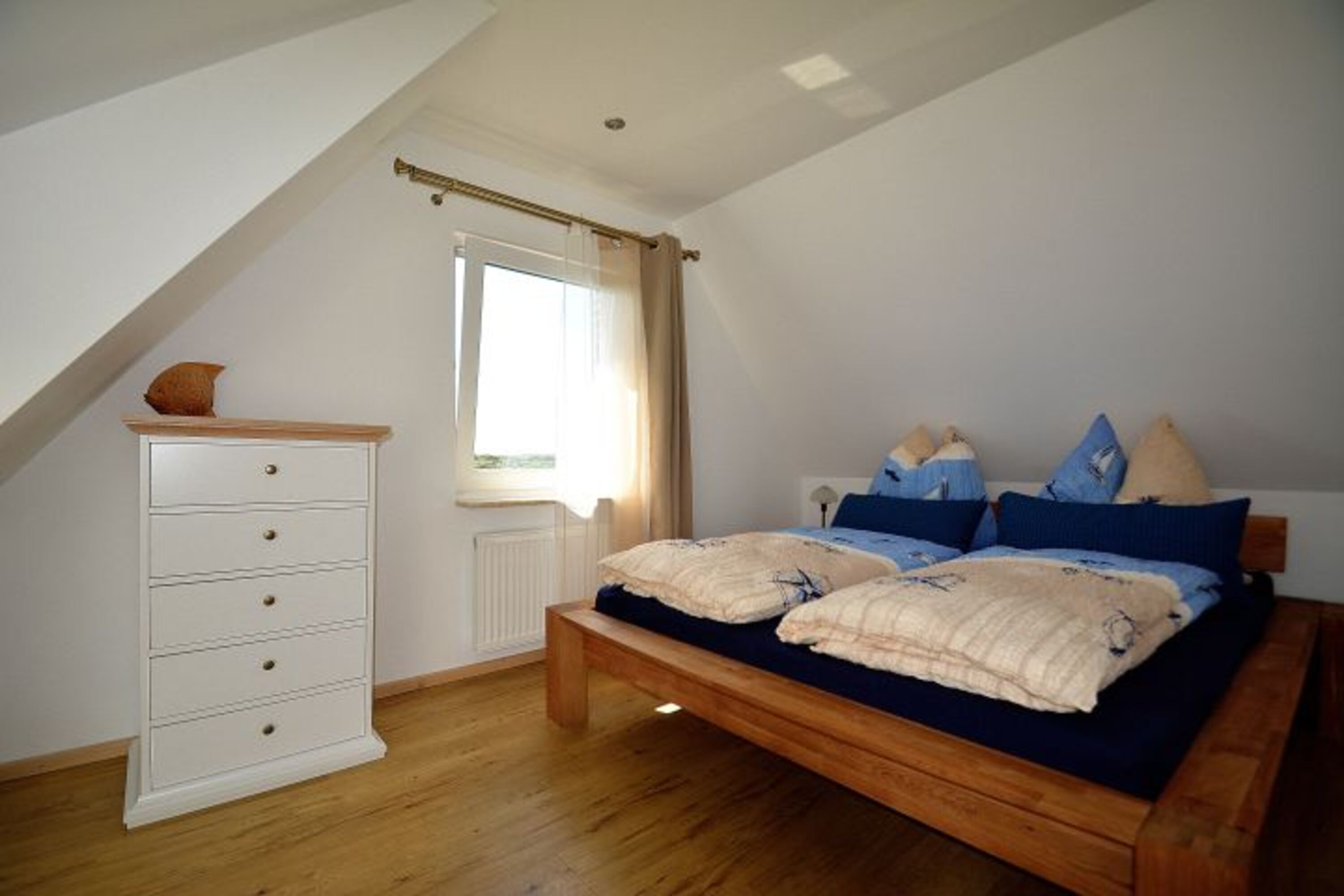 Schlafzimmer mit Doppelbett