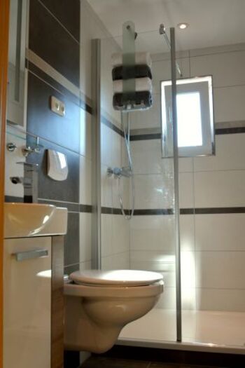 Badezimmer mit bodengleicher Dusche