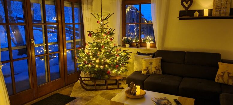 Wohnzimmer zur Weihnachts- und Winterzeit 