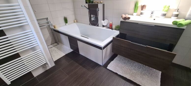 Bad im OG // große Badewanne für 2 // Regendusche // Fußbodenheizung // 