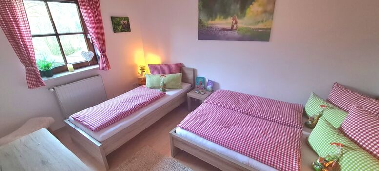 3. von 3 Schlafzimmern // 1x 140x200cm Bett // 1x 90x200cm Bett // Kinderzimmer // Kommode