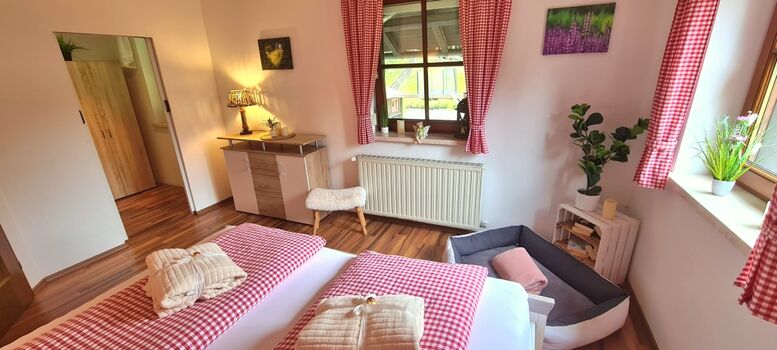 1. von 3 Schlafzimmern // Komforthöhematratzen   Topper // 180x200cm Doppelbett ohne  Fußteil // begehbarer Kleiderschrank 