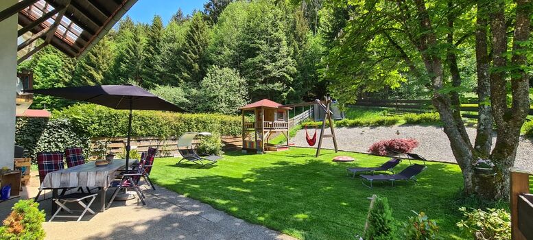 Garten komplett eingezäunt // Kinderspielhaus   Trampolin // Schaukeln