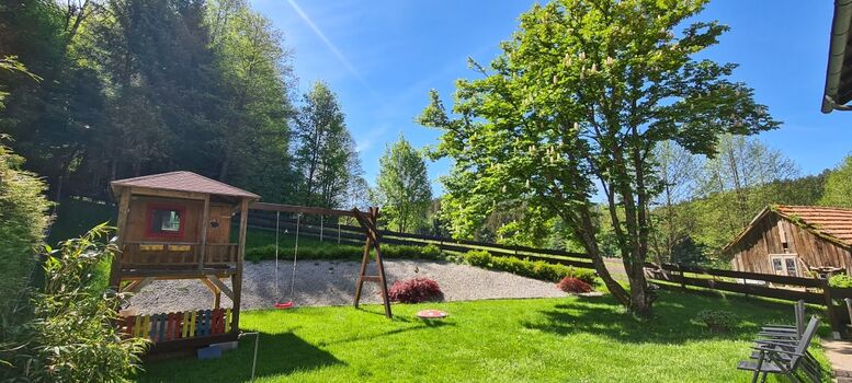 Gartenansicht von der Terrasse aus // Südseite