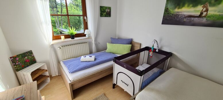 3. von 3 Schlafzimmern // 1x  Babybett (Zustellbett)   1x 140x200cm Bett // 1x 90x200cm Bett // Kinderzimmer // Kommode