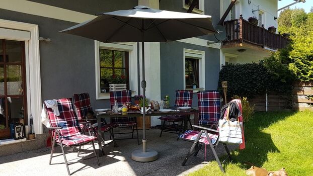 Terrasse (Südseite) // Gartenstühle // Liegen // Ergoliege für 2 // Grill uvm.