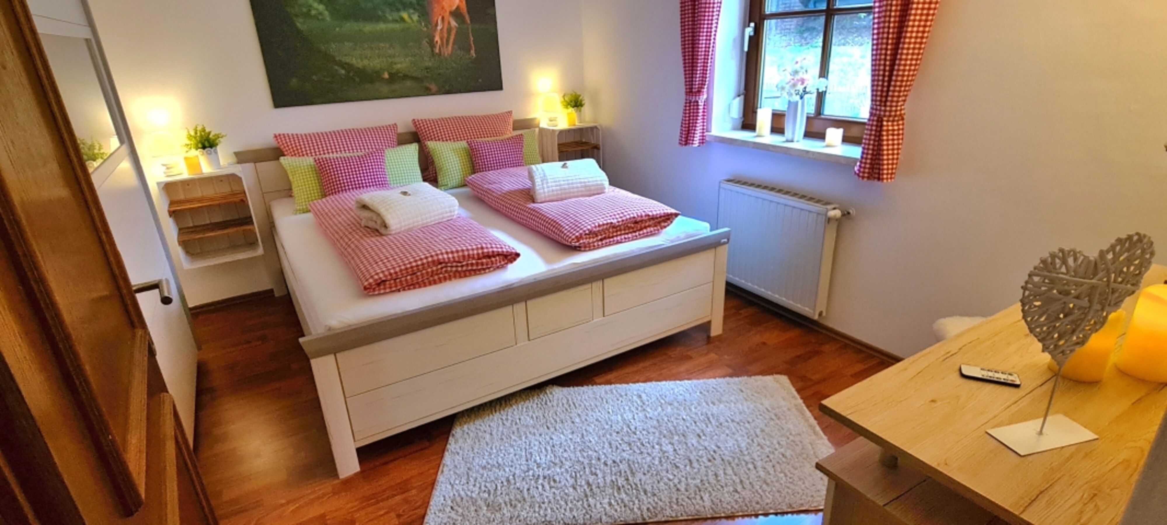 2. von 3 Schlafzimmern // Komforthöhematratzen Topper // 180x200cm Doppelbett ohne Fußteil // großer Kleiderschrank