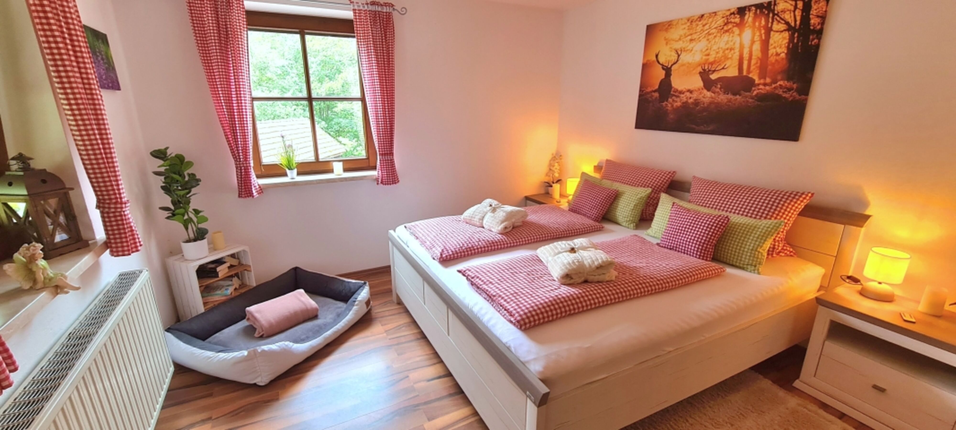 1. von 3 Schlafzimmern // Komforthöhematratzen Topper // 180x200cm Doppelbett ohne Fußteil // begehbarer Kleiderschrank 