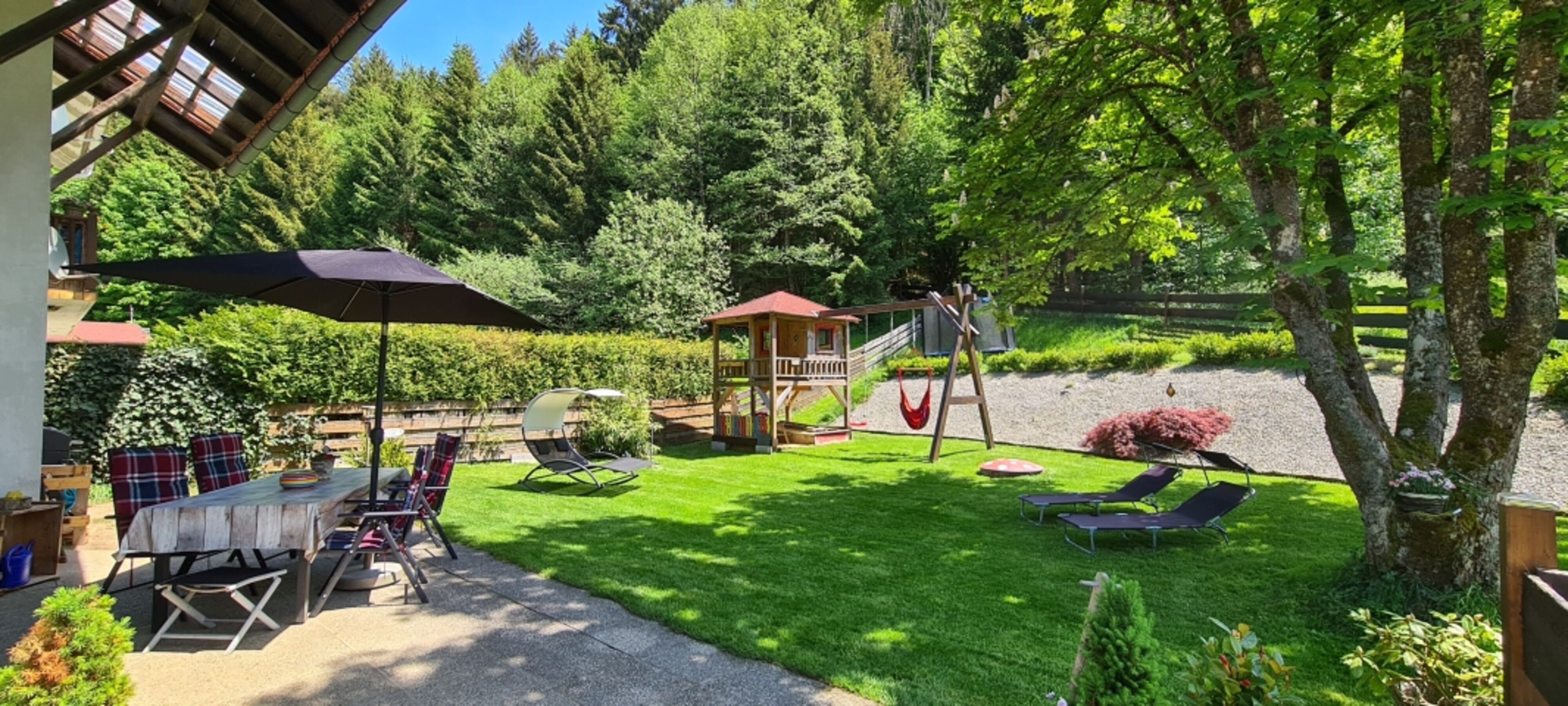 Garten komplett eingezäunt // Kinderspielhaus Trampolin // Schaukeln