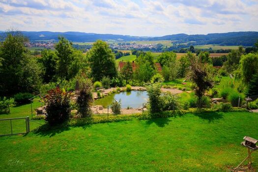 Teil des Erholungsbereichs mit kleinem Teich
