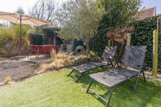 Der sonnige, eingezäunte Garten mit Liegen