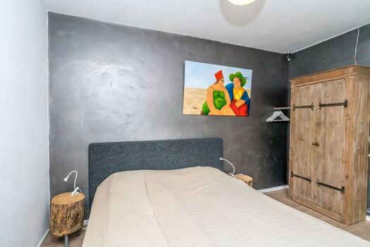 Schlafzimmer 1 mit Doppelbett und Fernseher