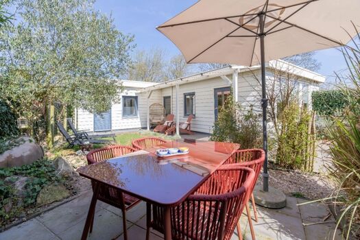 Der sonnige Garten mit Gartenmöbel