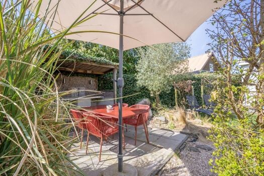 Die Außenküche mit Gartenmöbel