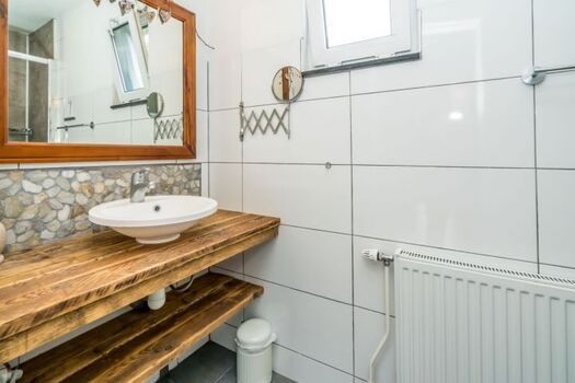 Badezimmer mit Regendusche und Waschbecken