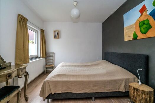 Schlafzimmer 1 mit Doppelbett und Fernseher