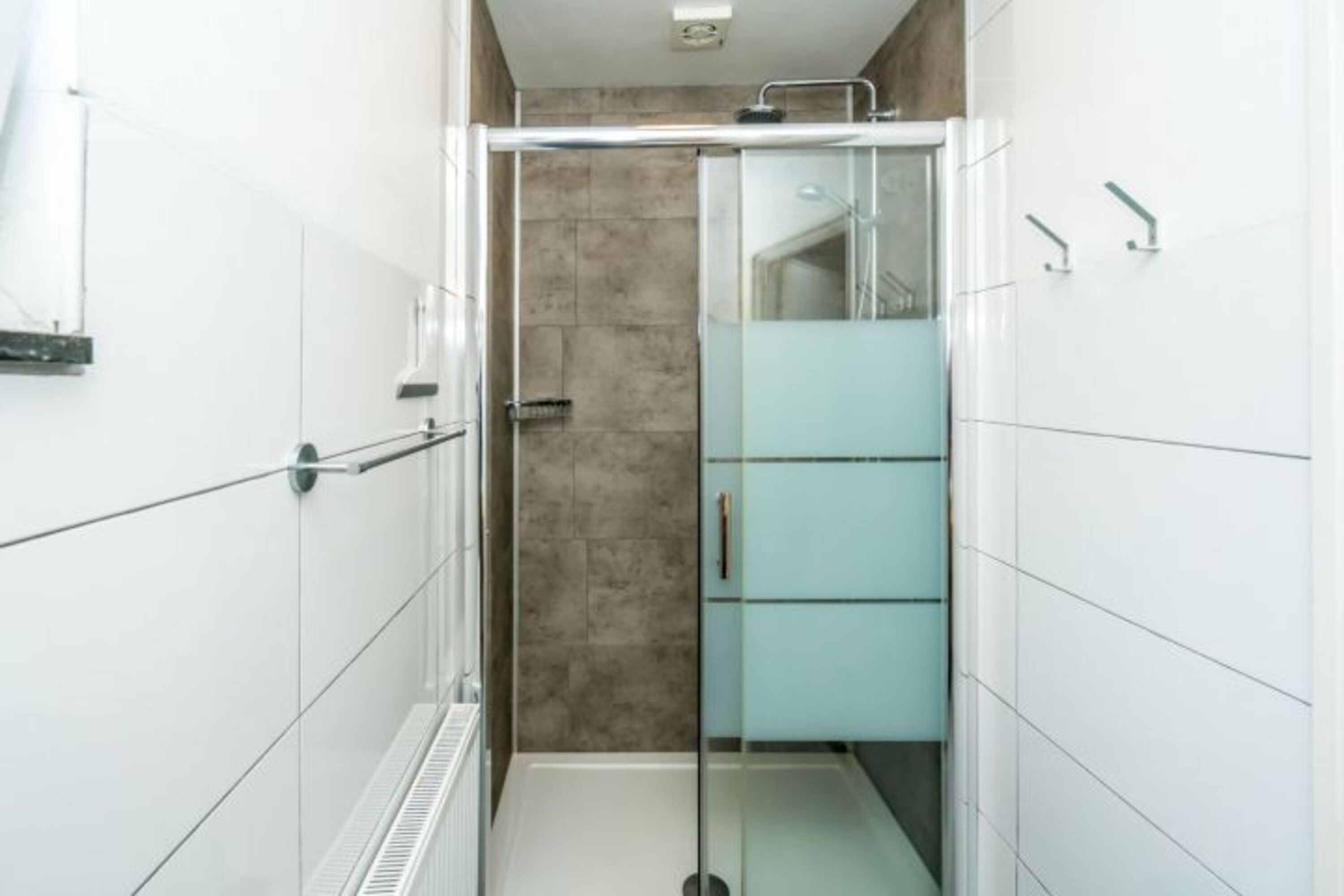 Badezimmer mit Regendusche und Waschbecken
