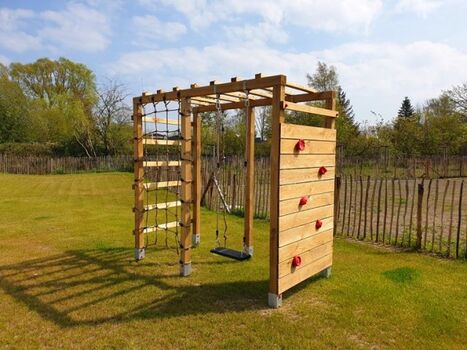 der Spielturm im Garten