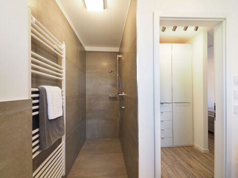 Badezimmer en Suite mit begehbarer Dusche