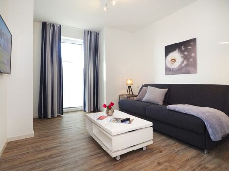 Gästezimmer mit Luxus-Schlafcouch und TV