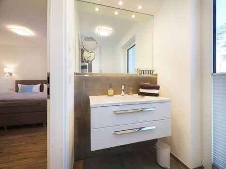 Badezimmer en Suite mit begehbarer Dusche