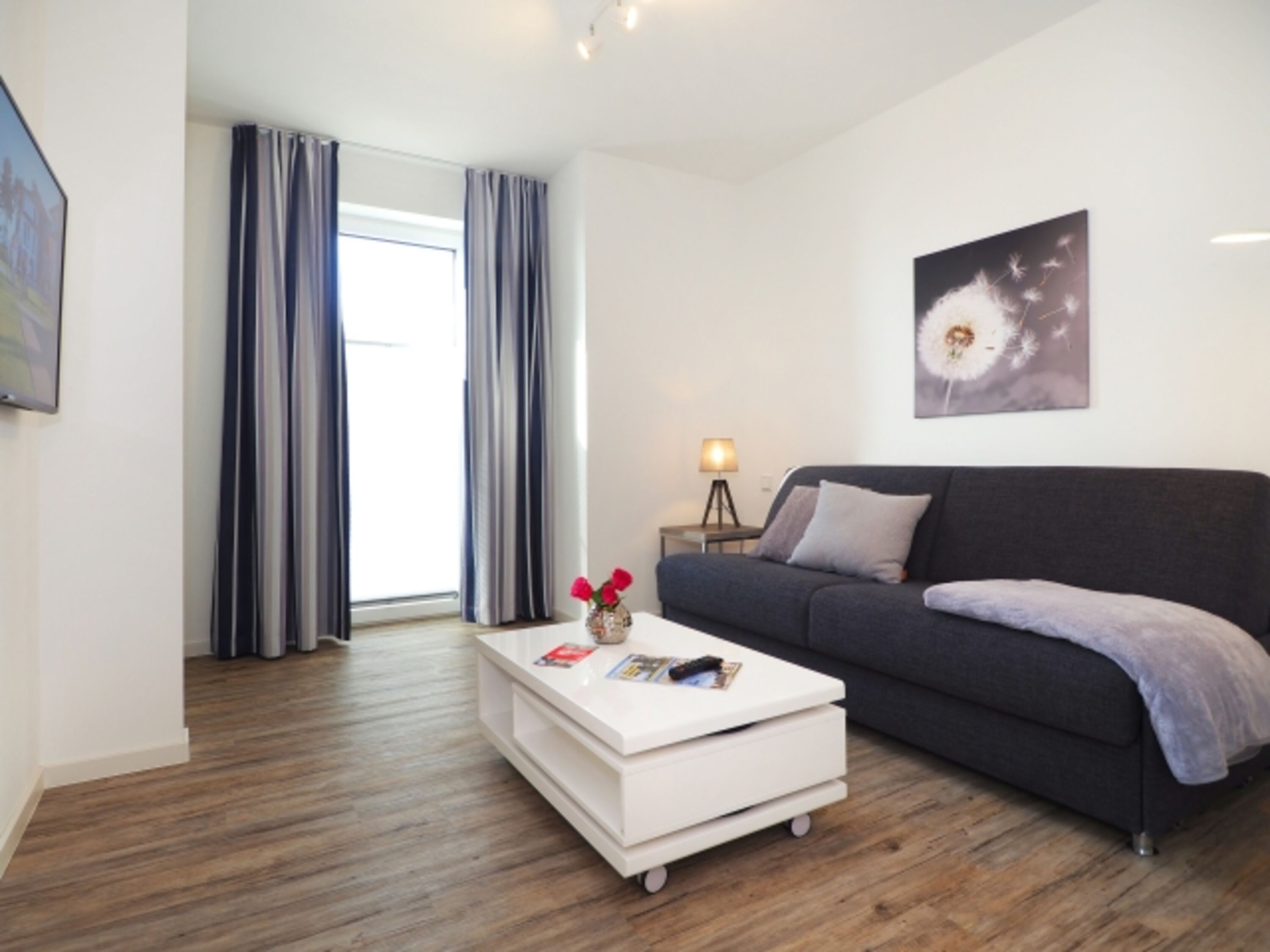 Gästezimmer mit Luxus-Schlafcouch und TV