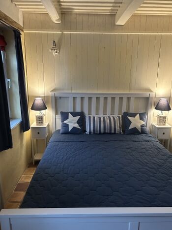 Schlafzimmer mit Doppelbett