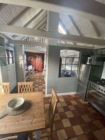 Blick aus der Küche ins Wohnzimmer 