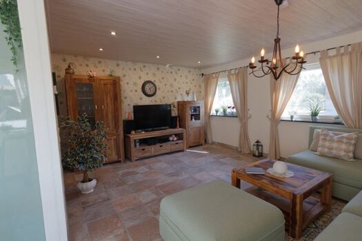 Wohmzimmer mit TV, Blue Ray, Soundanlage