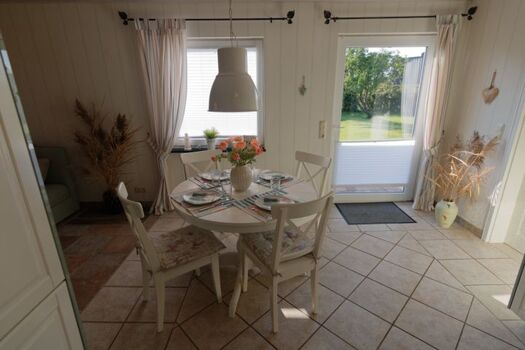 Eßplatz mit Ausgang zum Garten