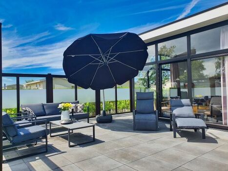 Lounge mit Gartenstühlen