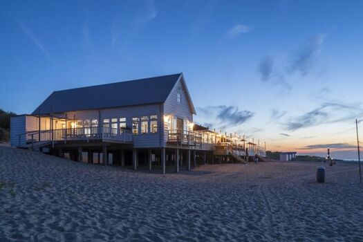 Strandpavillion bei Sonnenuntergang