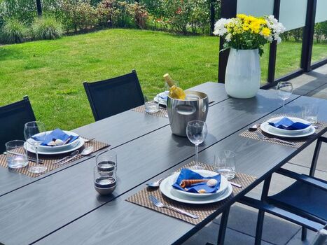 Exklusiver Essbereich im Garten