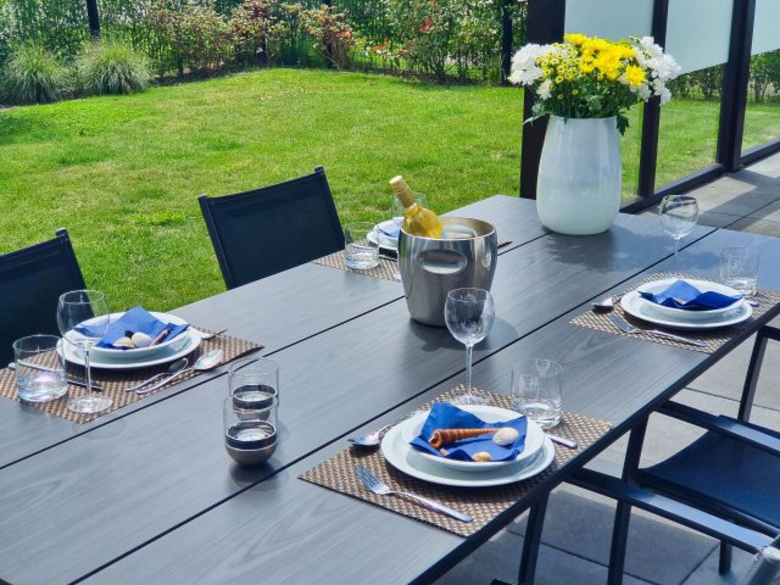 Exklusiver Essbereich im Garten