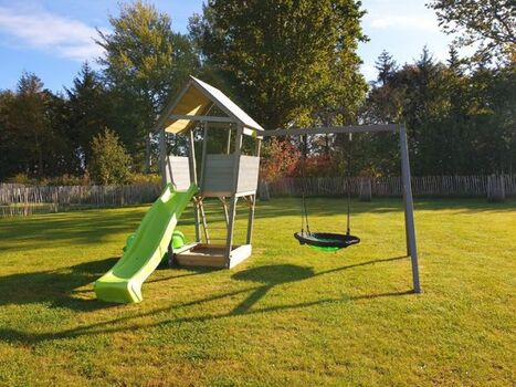 Spielplatz mit großem eingezäunten Garten Strandlümmel