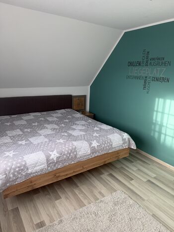 Schlafzimmer 1 mit Bett in 180x200 cm
