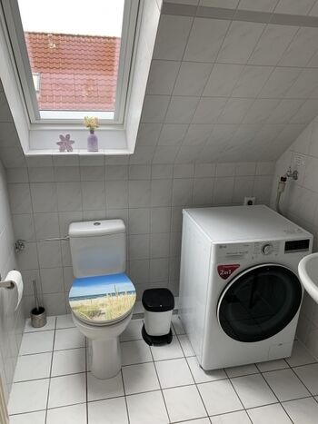 Badezimmer mit Waschmaschine inkl. Trockner