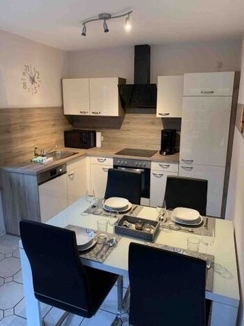 Küche mit Esstisch und Stühlen