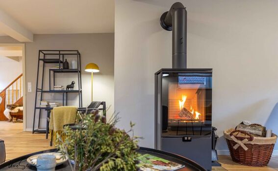 Im Wohnzimmer steht der Kaminofen klar im Fokus