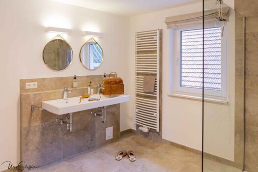 Sehr großzügiges Bad mit Dusche und Waschtisch im ersten Stock. Das WC ist separat.