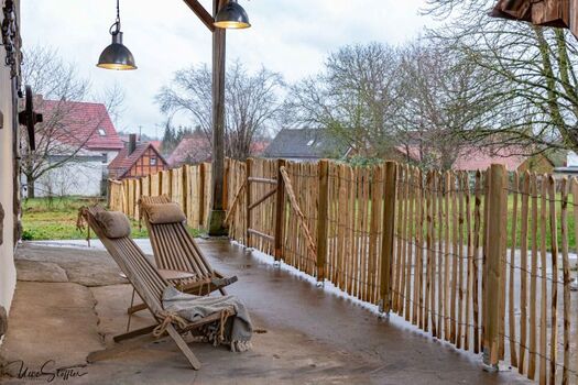 Auch ein überdachter Sitzplatz steht im Freien zur Verfügung