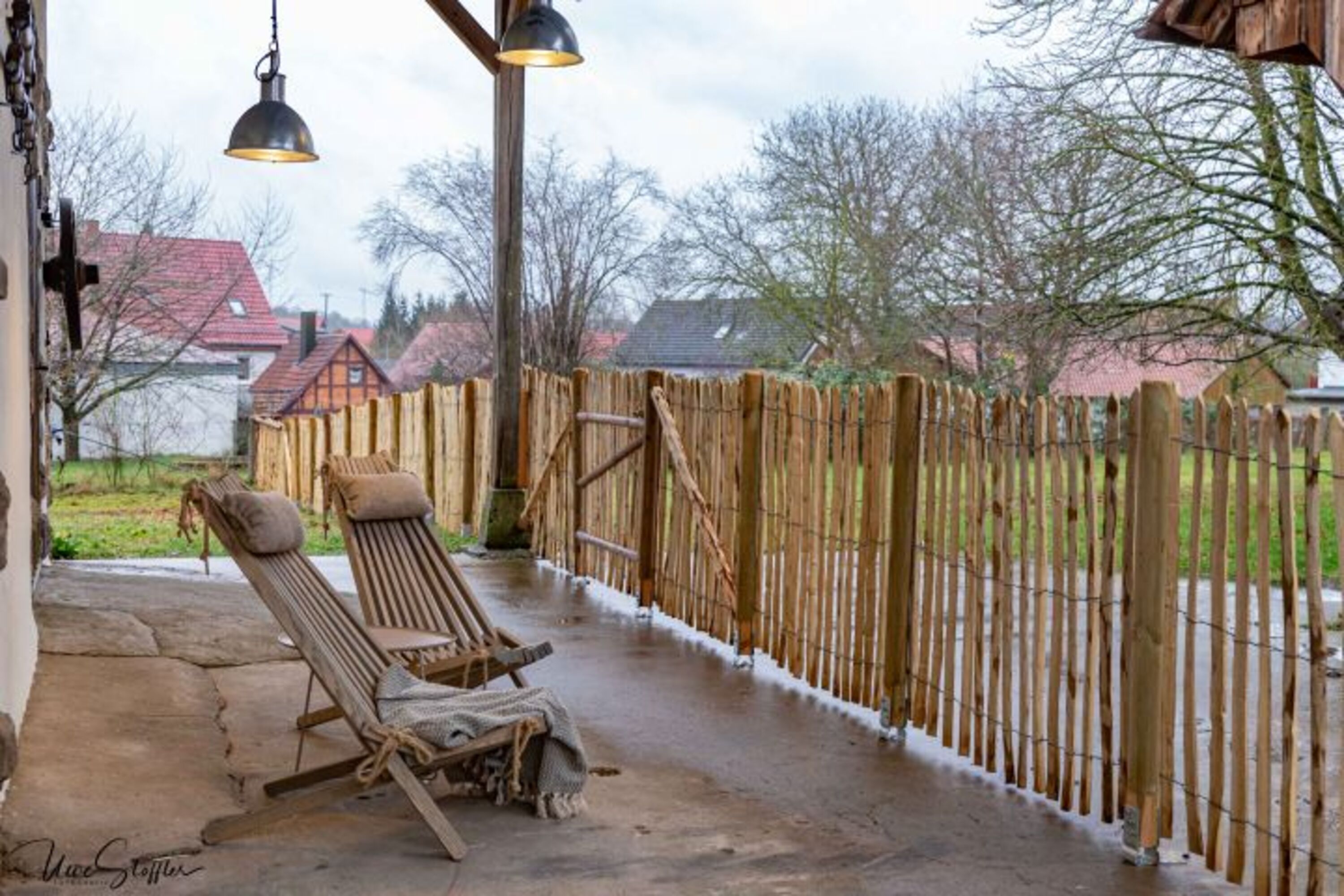 Auch ein überdachter Sitzplatz steht im Freien zur Verfügung