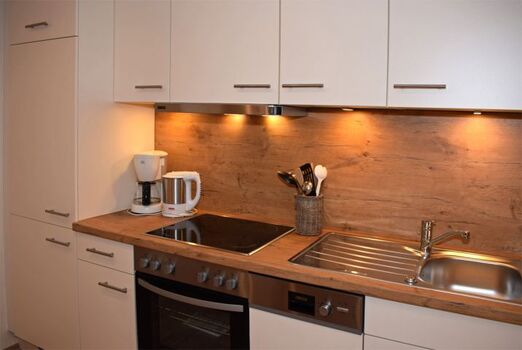 Küche mit Spülmaschine